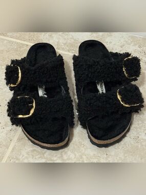 Birkenstock Arizona Big Buckle Shearling In Black/Gold , Narrow Fit (Size 37).